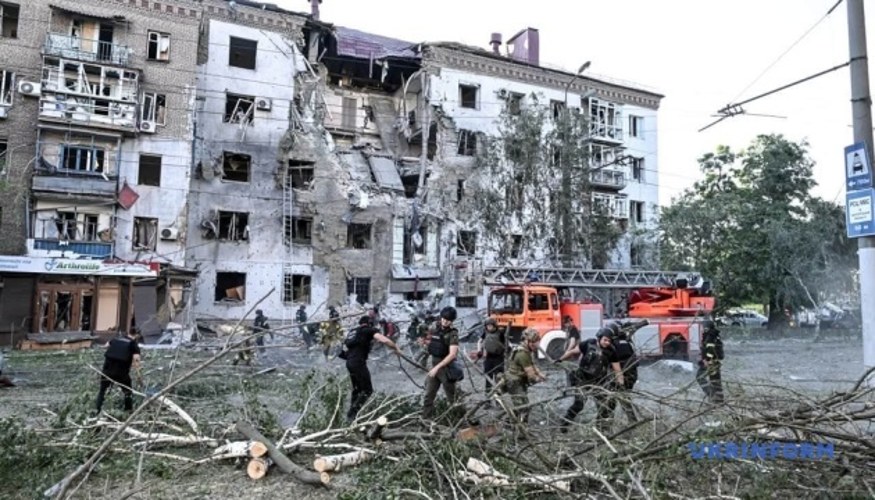 Наслідки російського удару по житловому кварталу Запоріжжя: зруйновані поверхи п'ятиповерхового будинку та пошкоджена