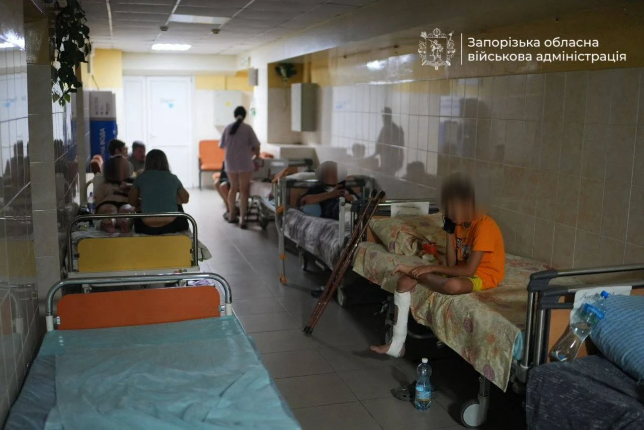 Пошкоджені фасад і вікна дитячої обласної клінічної лікарні в Запоріжжі після удару 4 серпня (фото Запорізької ОВА)