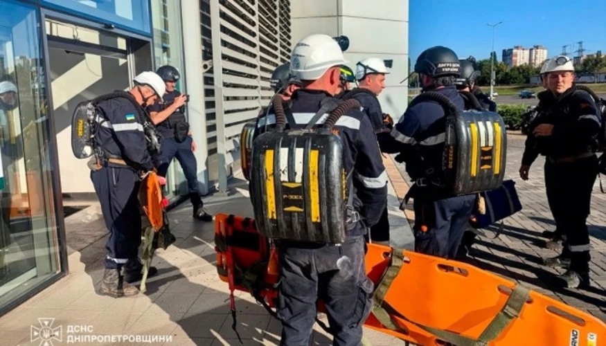 Пошкоджена будівля найбільшого торговельного центру Кривого Рогу після удару 21 серпня 2026 року, рятувальні служби на місці