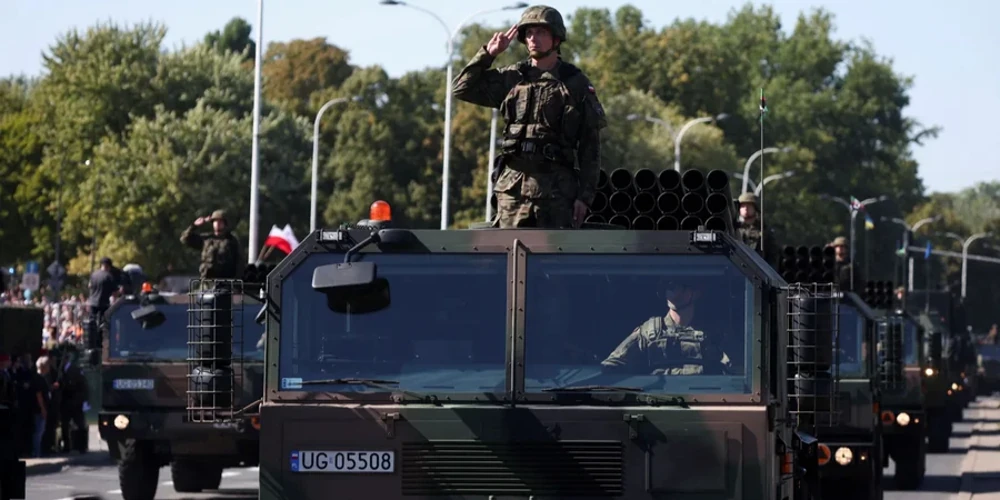 Польські військові їдуть на самохідній реактивній системі залпового вогню під час параду у 2023 році