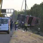 Перекинутий автобус з польською реєстрацією в кюветі на автостраді М3 в Угорщині (ілюстративне фото)