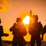 Каска російського солдата у лісі на Луганщині, 2023 рік.