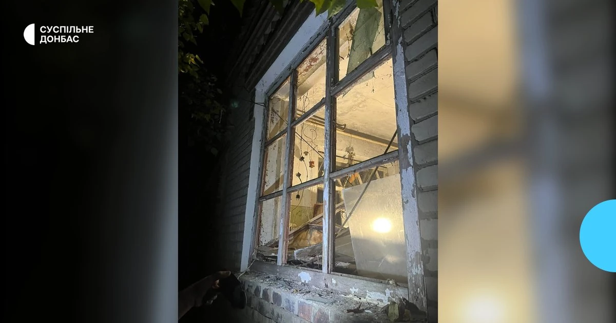 Рятувальники на місці зруйнованого багатоповерхового будинку у Слов'янську після російського авіаудару 17 жовтня