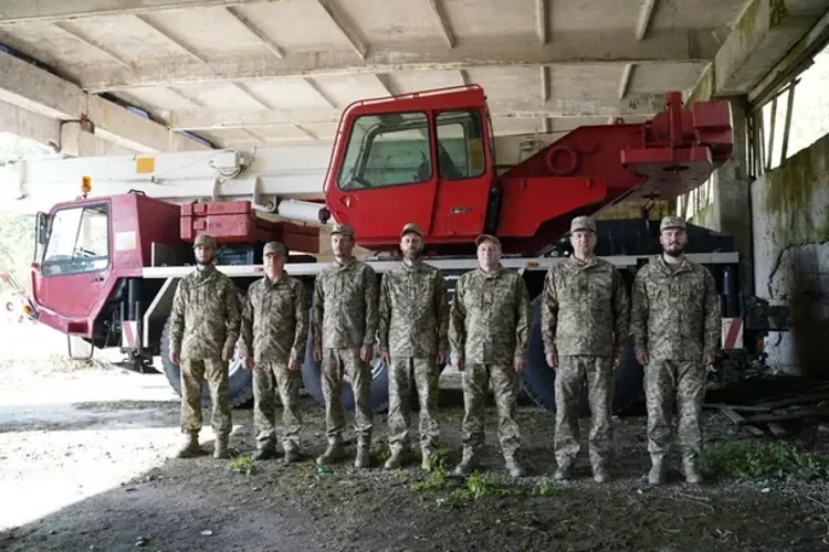 Хто стоїть за передачею 157-й ОМБр тягача, крана і причепа